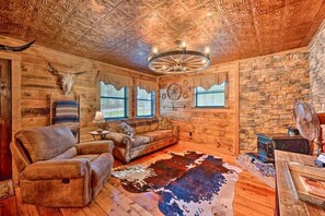 Living area - Western Daze is a  2-bedroom cabin with Hot tub in beautiful Hochatown. (Broken Bow)