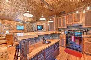 Private kitchen - Western Daze is a  2-bedroom cabin with Hot tub in beautiful Hochatown. (Broken Bow)