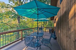 Outdoor dining - Western Daze is a  2-bedroom cabin with Hot tub in beautiful Hochatown. (Broken Bow)