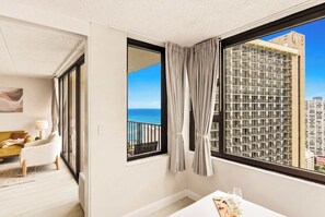 Smart TV - 30FL Partial Ocean View w/ Lanai, Pool & Parking (Honolulu)