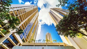 Moderni rakennus, jonka kyltissä lukee: ”WaiKiki Banyan”.
