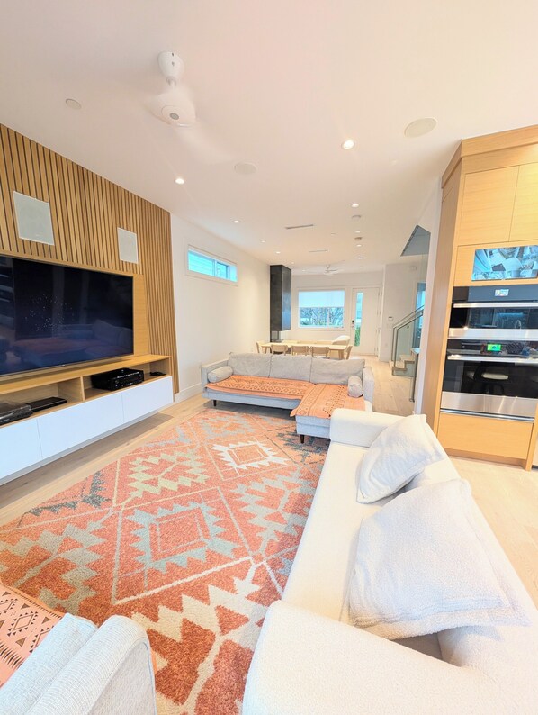 Smart TV, fireplace, DVD player, books