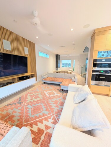 Modern 3BDRM House |great location free parking