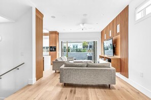 Interior - Modern Fabulous Family Friendly |Airport Transfers/Free Parking /Car rental (Vancouver)