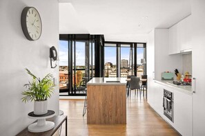 Frigorífico, microondas, horno y placa de cocina