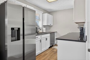 Fridge, microwave, oven, stovetop - Hot Tub + Fire Pit Swings + Retro Arcade Garage = Fun Modern Stay (Georgetown)