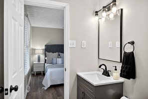 3 bedrooms, desk, iron/ironing board, travel crib - Hot Tub + Fire Pit Swings + Retro Arcade Garage = Fun Modern Stay (Georgetown)