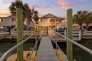Terrace/patio - Reelin' in the Sunset - Waterfront 4BR w/ Hot Tub and Private Dock (Sleeps 10) (North Myrtle Beach)