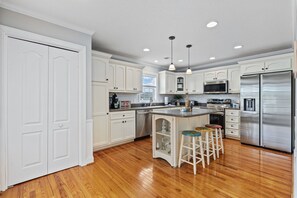Fridge, microwave, oven, stovetop - Reelin' in the Sunset - Waterfront 4BR w/ Hot Tub and Private Dock (Sleeps 10) (North Myrtle Beach)