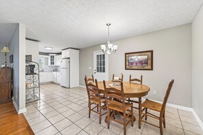 Dining - NEW listing 4 minutes from CHL-Sligo Book for Memorial Day (Smithville)