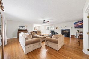 Smart TV, fireplace - NEW listing 4 minutes from CHL-Sligo Book for Memorial Day (Smithville)