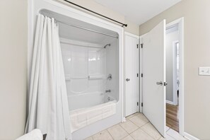 Dusche, Haartrockner, Handtücher, Toilettenpapier