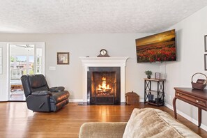 Smart TV, fireplace - NEW listing 4 minutes from CHL-Sligo Book for Memorial Day (Smithville)