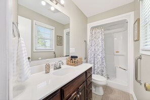 Shower, hair dryer, towels, toilet paper - NEW listing 4 minutes from CHL-Sligo Book for Memorial Day (Smithville)
