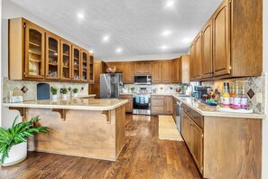 Microwave, oven, stovetop, dishwasher - Gigi’s Lakehouse - 5BR, 3.5BA - King & Twin Beds - Perfect for Families & Groups (Eclectic)