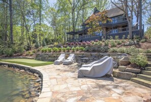 Outdoor dining - Gigi’s Lakehouse - 5BR, 3.5BA - King & Twin Beds - Perfect for Families & Groups (Eclectic)