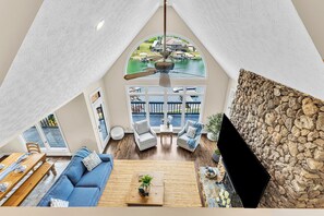 Una televisión, una chimenea