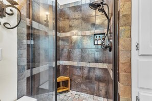 Dusche, Haartrockner, Handtücher, Seife