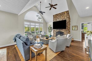 Una televisión, una chimenea