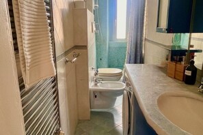 Shower, free toiletries, hair dryer, bathrobes - Urban Comfort near Fiera & CityLife (Milan)