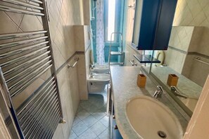 Dusche, kostenlose Toilettenartikel, Haartrockner, Bademäntel
