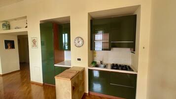 Frigorifero, microonde, forno, piano cottura