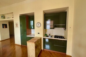 Frigorifero, microonde, forno, piano cottura