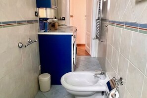 Dusche, kostenlose Toilettenartikel, Haartrockner, Bademäntel