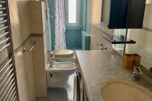Dusche, kostenlose Toilettenartikel, Haartrockner, Bademäntel