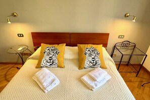 2 bedrooms, desk, iron/ironing board, free WiFi - Urban Comfort near Fiera & CityLife (Milan)