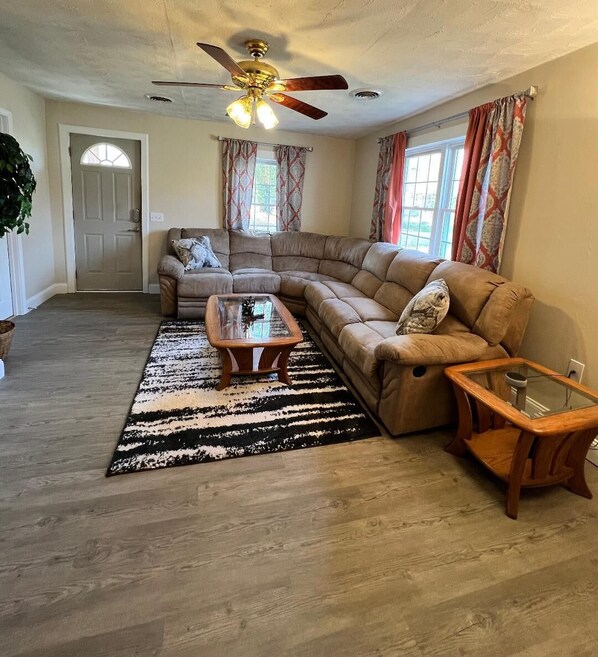 TV - Two bedrooms near Hwy 44 & the Ozark float streams.Quaint shops, nearby. (Saint James)