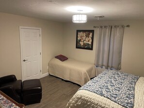 Iron/ironing board, Internet, bed sheets - Two bedrooms near Hwy 44 & the Ozark float streams.Quaint shops, nearby. (Saint James)