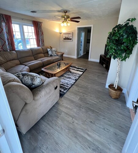 Private stay, sleeps 6, w/large yard, back deck, near Hwy 44, Rolla, St. James,