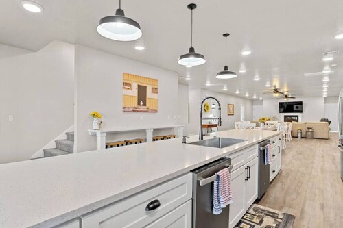 Barndominium Bliss - Sleeps 45, Pickleball Court & More!