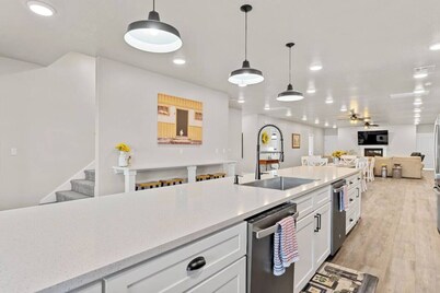 Barndominium Blast | Sleeps 45, Barndominium, Sports Court, Hot Tub, Games & More!