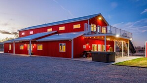 Um edifício vermelho com varanda e área de estar ao ar livre.