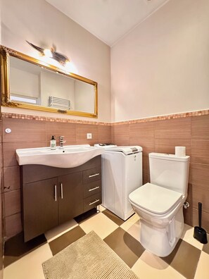 Hair dryer, towels, soap, toilet paper - Old Town T8 SELF Check In (Vilnius)