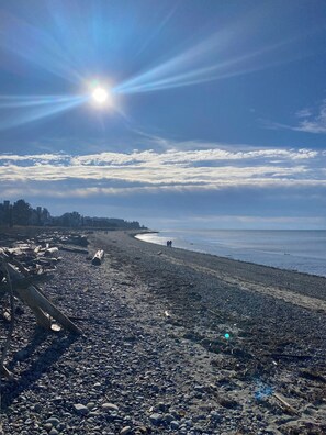 A rocky beach with a clear sky and the sun shining. - Beautiful Birch Bay Retreat (Blaine)