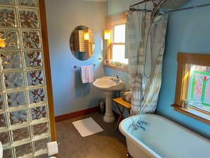 Hair dryer, towels, soap, shampoo - Beautiful Birch Bay Retreat (Blaine)