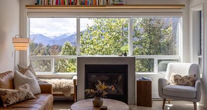 Cute & Cozy 2BR: Walk to Gondola with HotTub, Game Room, Ski Storage & Parking!