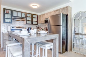 Refrigerador, microondas, horno y parrilla de estufa 