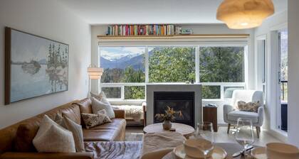 Cute & Cozy 2BR: Walk to Gondola with HotTub, Game Room, Ski Storage & Parking!