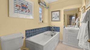 Hair dryer, towels - Churchill House - pet friendly, arboretum garden near Daylesford (Churchill)