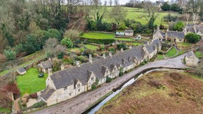 Un village traditionnel construit en pierre, avec des rues étroites et un canal.