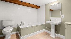 Een douche, een haardroger, handdoeken
