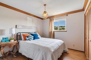 Tabla de planchar con plancha, wifi y ropa de cama 