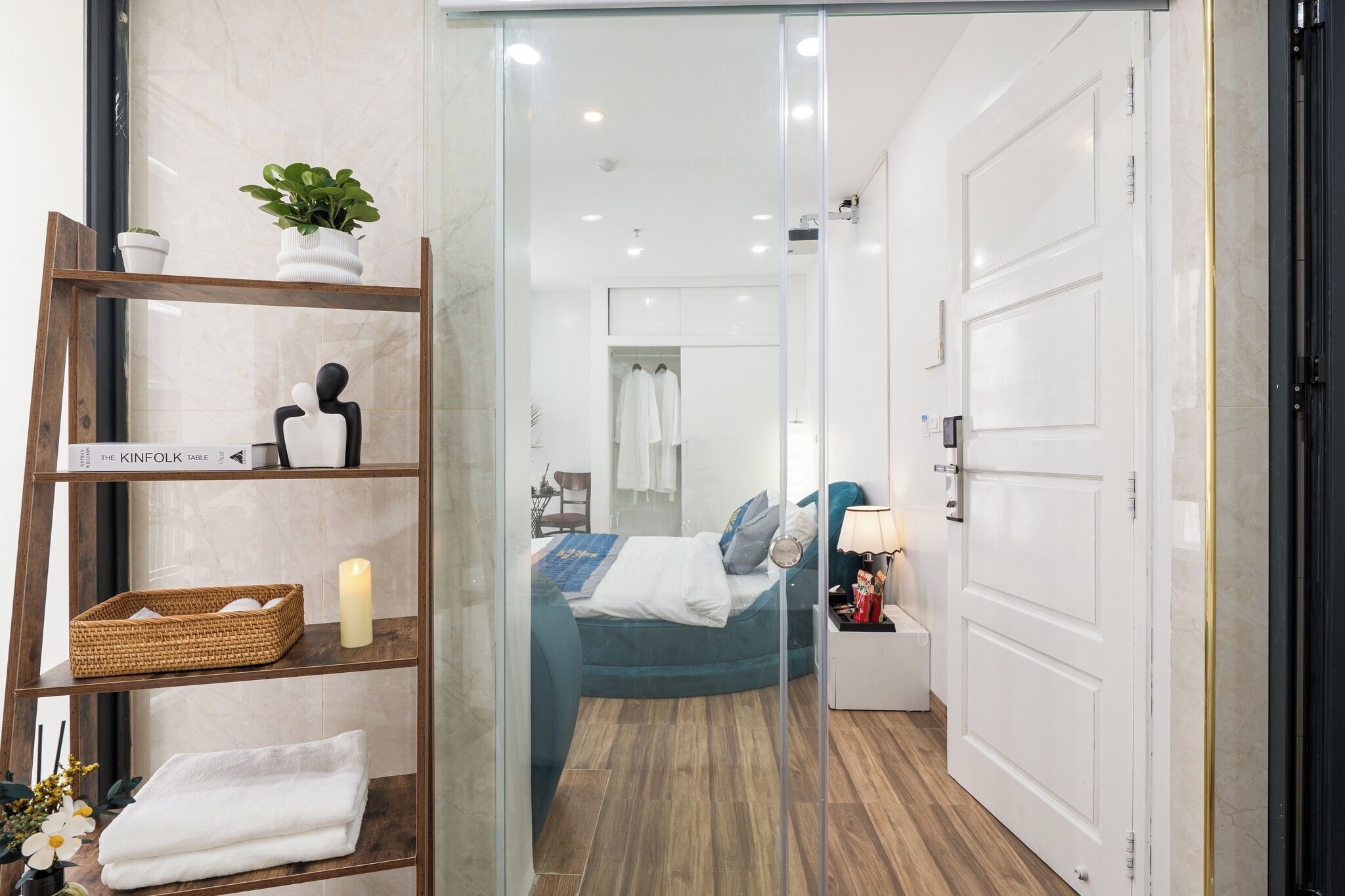 Dobbeltrom – deluxe | Skrivebord, skrivebord for bærbar PC, wi-fi (inkludert) og sengetøy