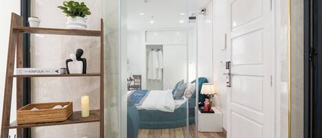 Dobbeltrom – deluxe | Skrivebord, skrivebord for bærbar PC, wi-fi (inkludert) og sengetøy