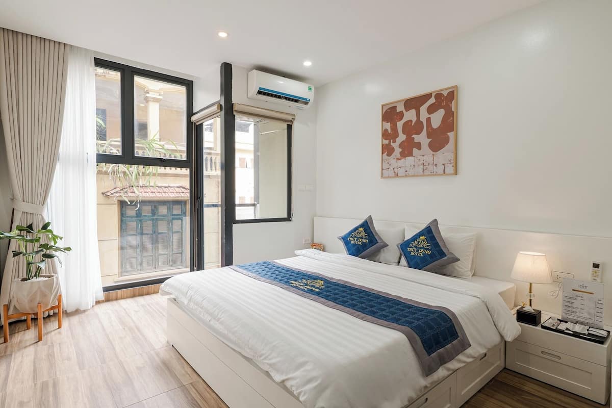 Desk, laptop workspace, free WiFi, bed sheets