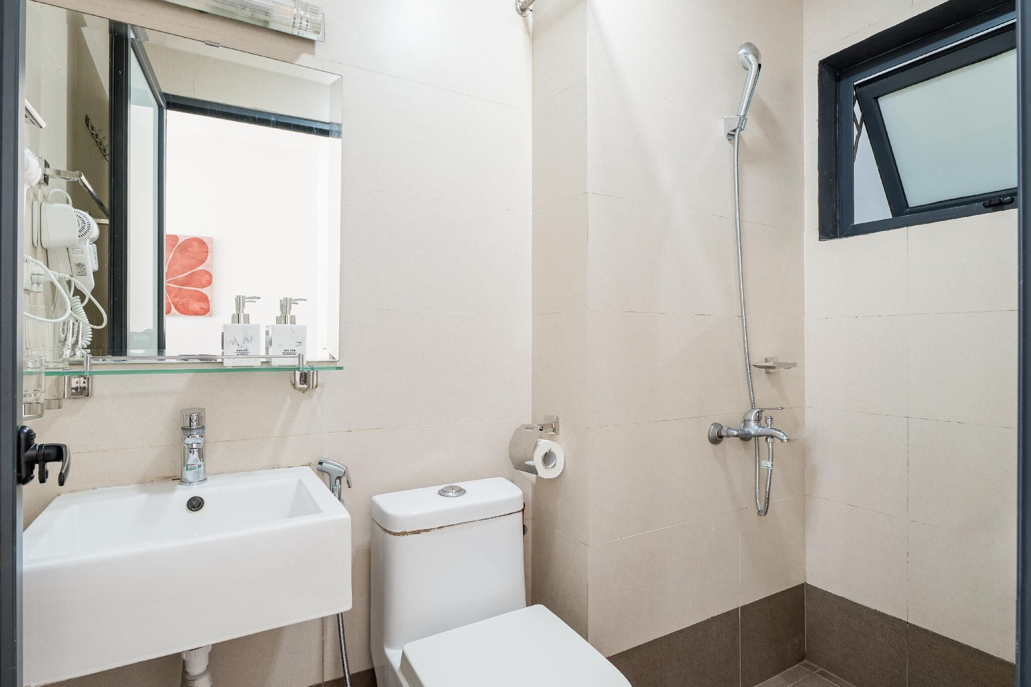Superior Double Room | Bathroom | Shower, free toiletries, hair dryer, slippers